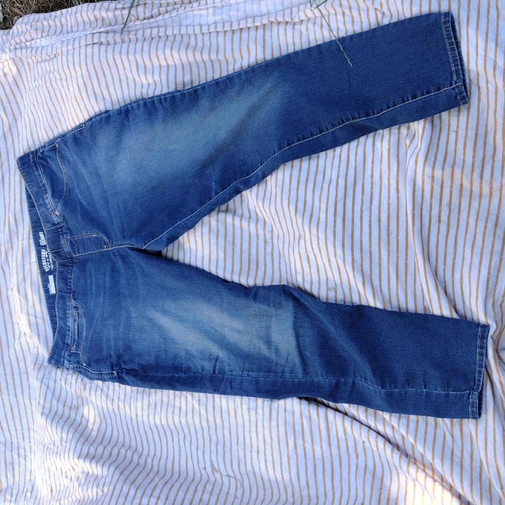 Levi Pull on Skinny Shaping jeans